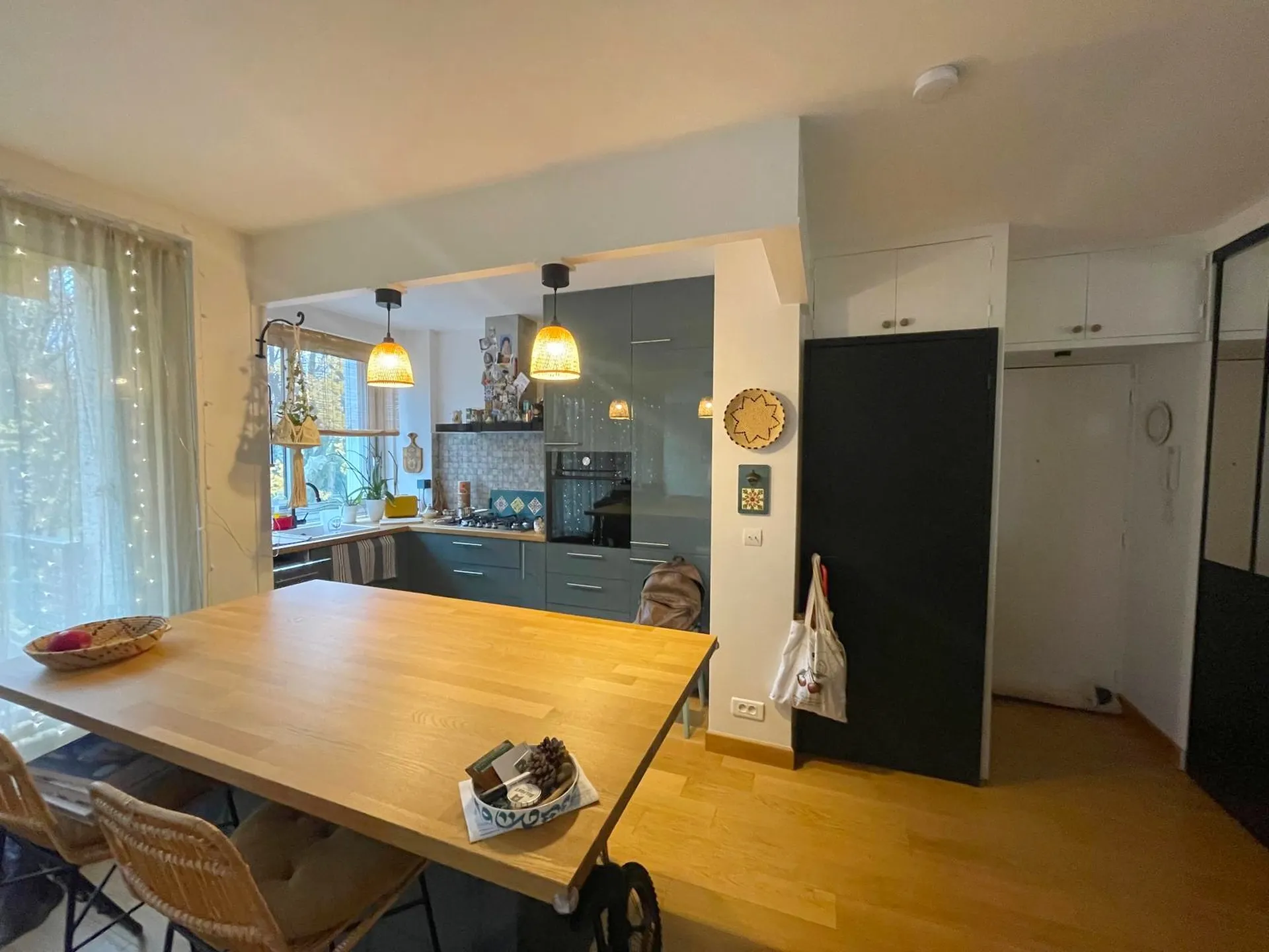 Marly le Roi - Appartement meublé en excellent état général avec 2 chambres et grande pièce de vie au sein d'une résidence calme avec espaces verts