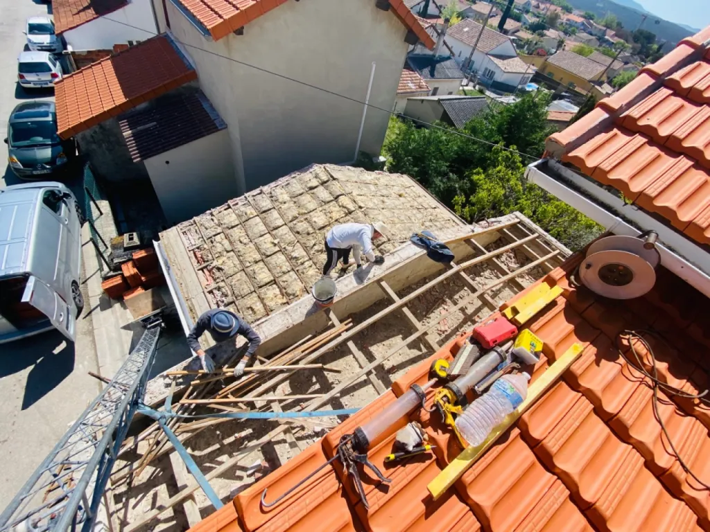 Réfection d’une toiture en tuiles plates de Marseille sur Port de Bouc près de Martigues