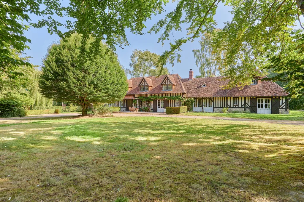 A vendre - Élégante propriété normande avec piscine et dépendance sur un terrain de plus de 5400 m² proche de Lisieux 14100