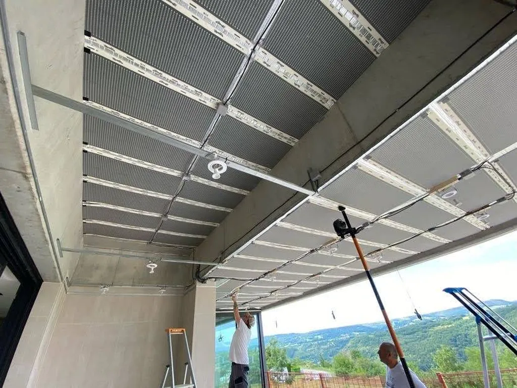 Plafond tendu et chauffage rayonnant sous une terrasse couverte - Rodez - Plafonds Tendus Occitans Blagnac