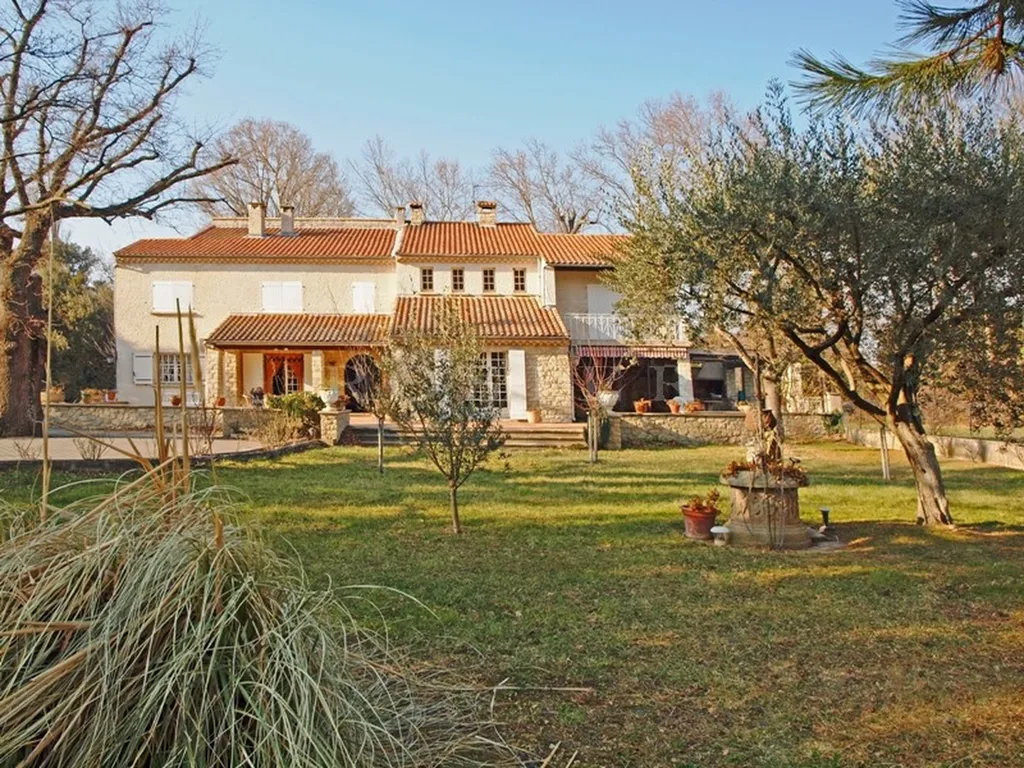 En vente, proche d'Avignon,  grande maison familiale, d'environ 500 m², pouvant être divisée, avec tennis et piscine.  
