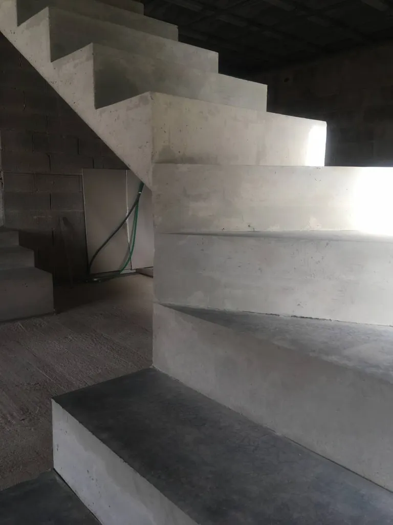 Conception et réalisation d'un escalier en béton dans une maison neuve à Salon de Provence