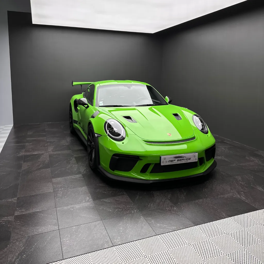 Entretien intérieur sur une Porsche 911 991 GT3 RS à Le Mans (72)