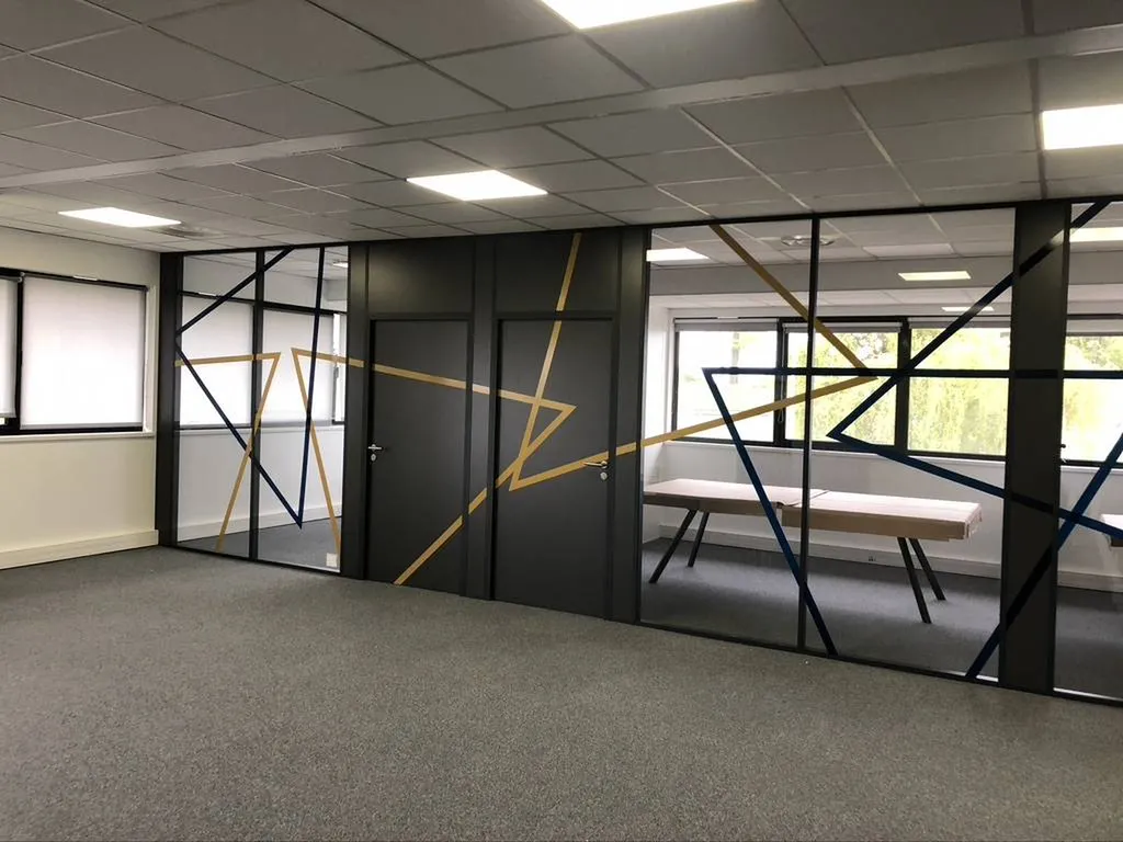 Création de motifs en adhésif pour des bureaux en Alsace