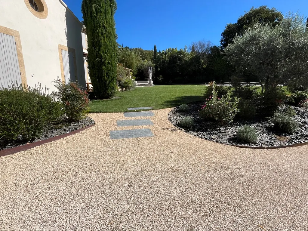 Réalisation allée et parking drainants en dalles stabilisatrices avec bordures acier à Éguilles par AEP