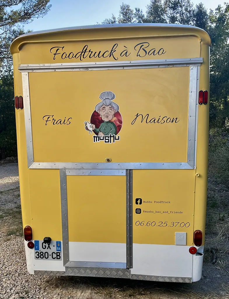 Flocage publicitaire sur un food truck dans le var