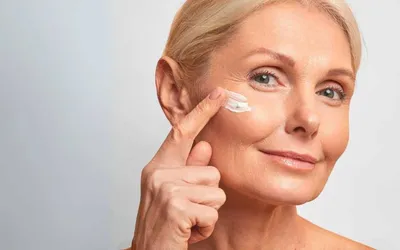 Soins du visage anti-âge professionnel avec effet repulpant pour atténuer les rides et redonner fermeté et éclat au teint fatigué près de Mérignac