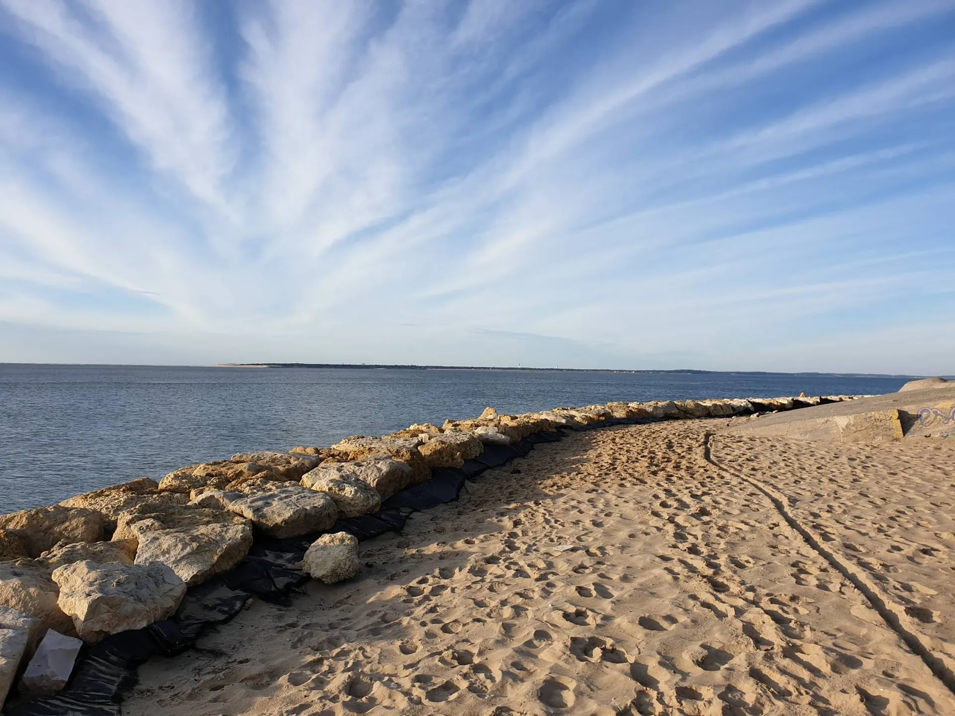 Traverser en bateau taxi vers le restaurant la coorniche 