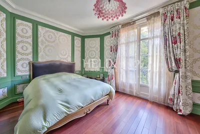 Dans un immeuble de standing au  Vésinet très bel appartement traversant