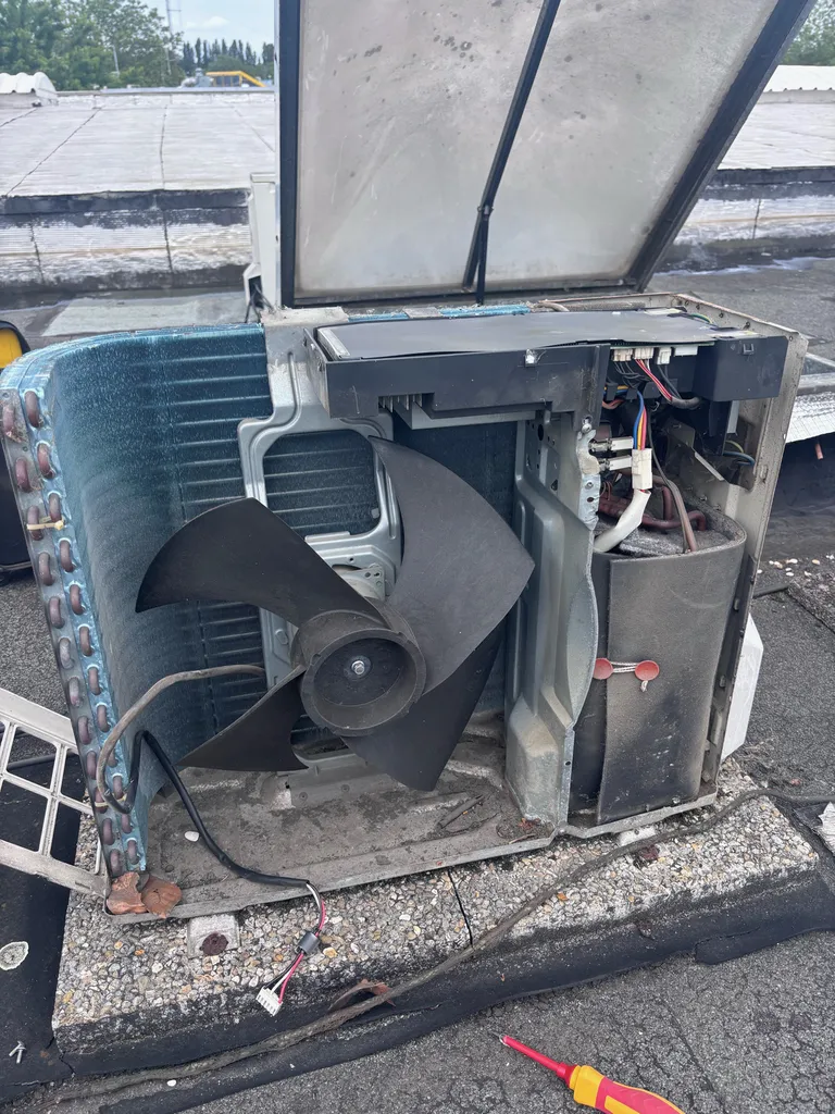 Dépannage d’une climatisation réversible Split Daikin dans un bureau à Sevran

