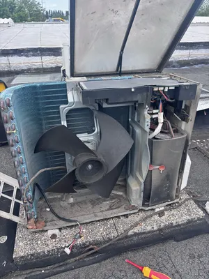 Dépannage d’une climatisation réversible Split Daikin dans un bureau à Sevran

