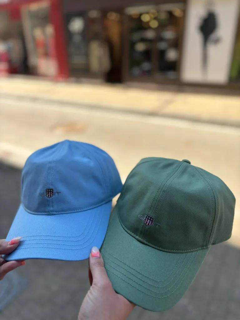 Casquette haute en coton bio GANT - Accessoire emblématique à découvrir chez La Suite by Urban Chic à Dieppe