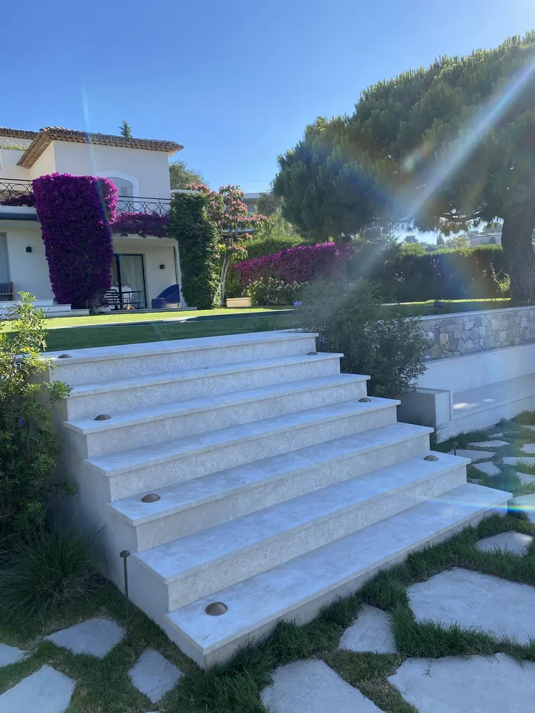 Braséro, banquettes et escalier en Botticcino au Cannet