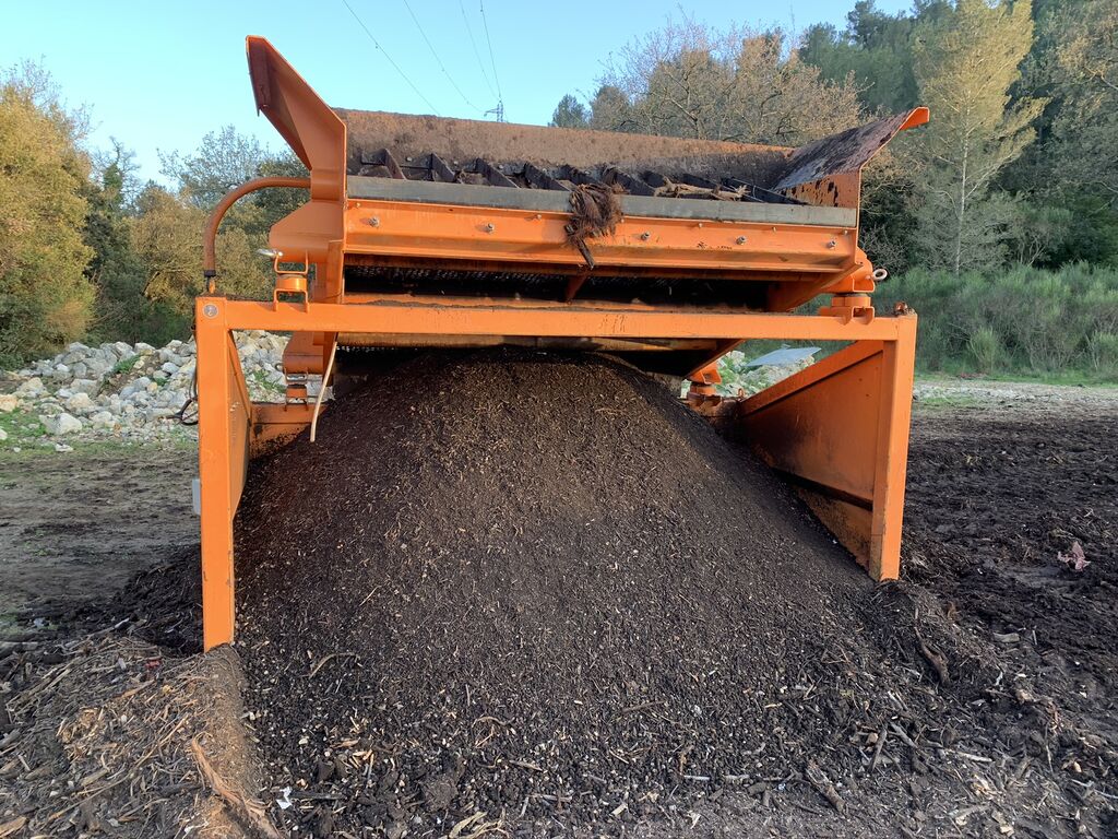 Acheter du terreau composté et de la terre végétale tamisée pour enrichir vos plantations à La Garde