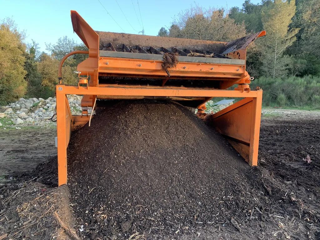 Acheter du terreau composté et de la terre végétale tamisée pour enrichir vos plantations à La Garde