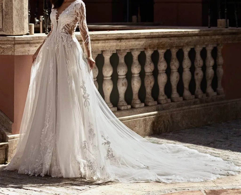 Robe de mariée princesse avec une majestueuse traine près de Cassis