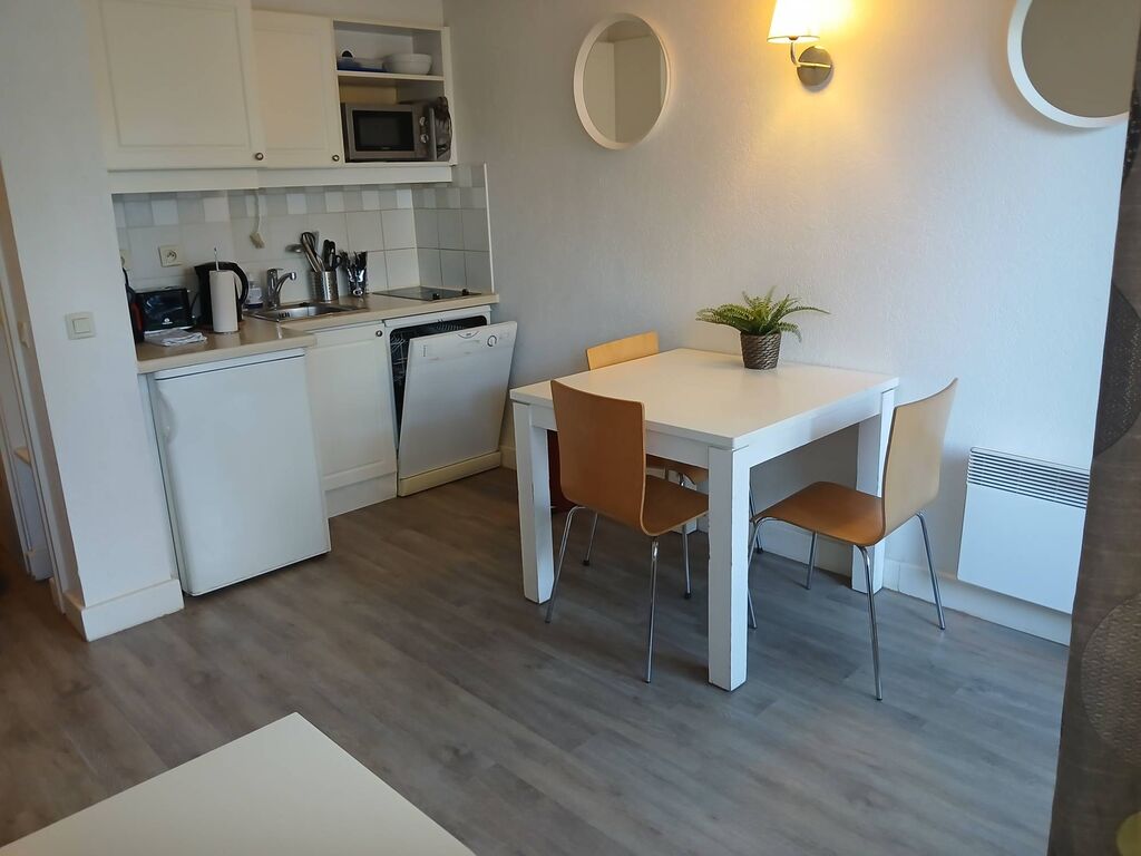 A acquérir, charmant studio cabine en très bon état et meublé, de 23.57 m² carrez, situé secteur Deauville 14800 - Trouville 14360 .