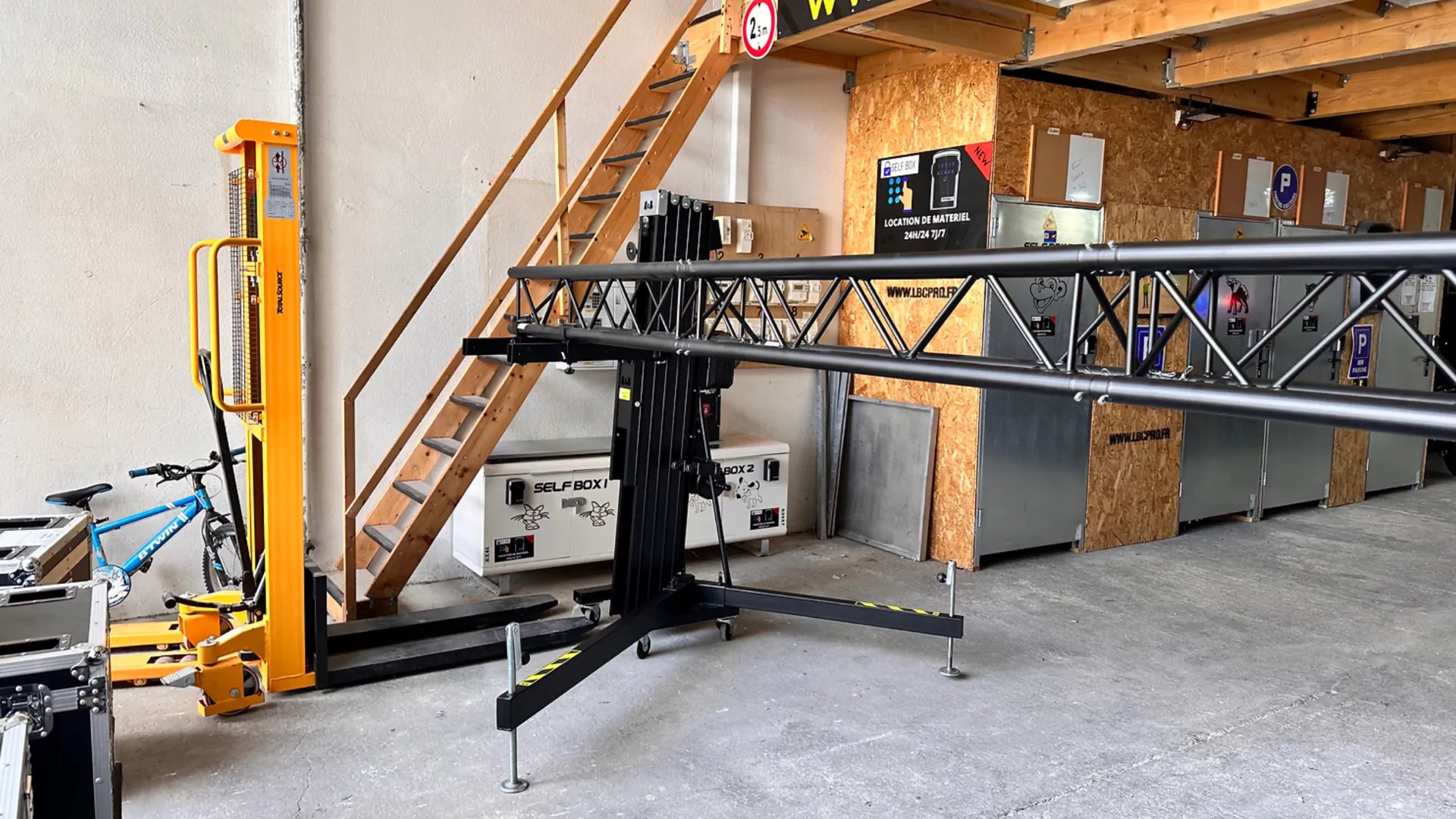 location pont pour écran led géant à Monaco dans les alpes maritime