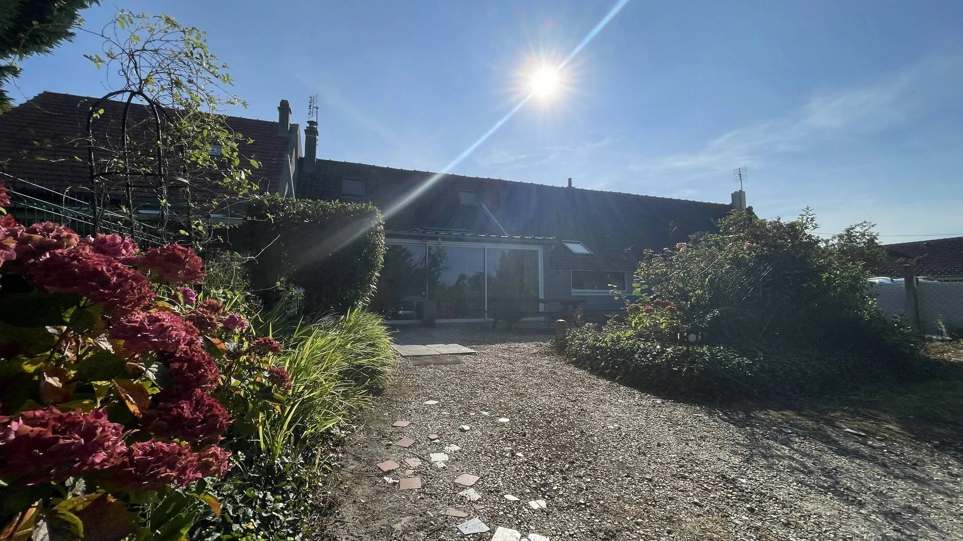 Longère mitoyenne située à Hautot-sur-Mer, d’une superficie habitable d’environ 73 m² et d’environ 91 m² au sol, bâtie sur son terrain de 711 m², Seine Maritime 76.