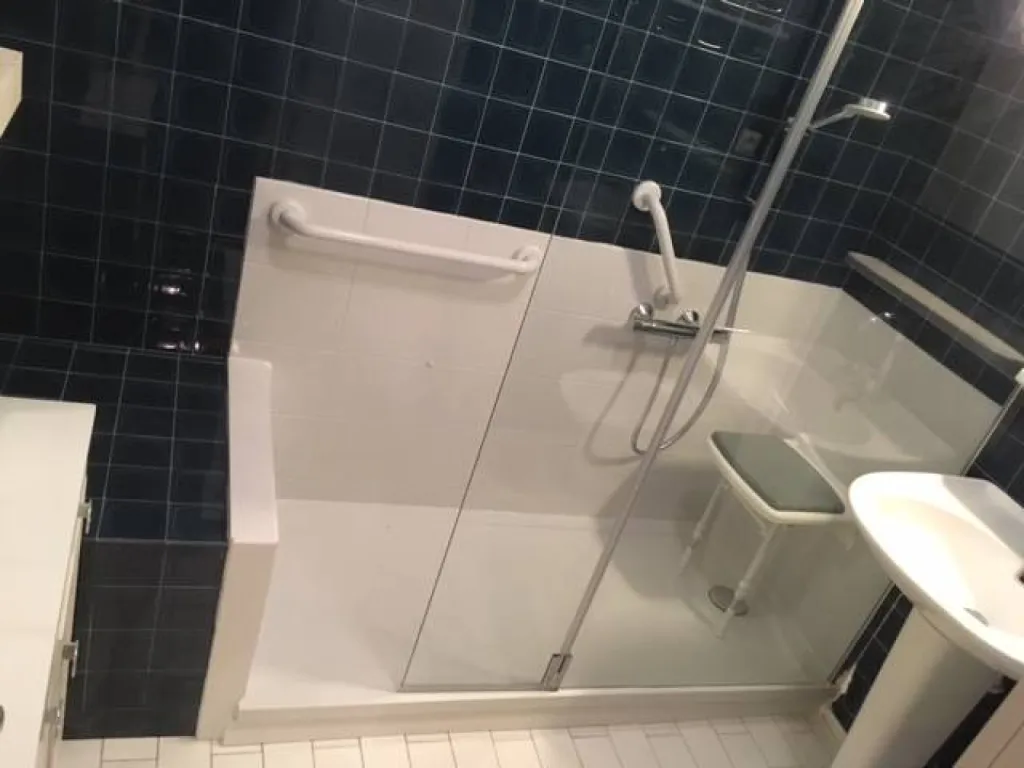 Remplacement de Baignoire par douche sénior sécurisée Kinedo à Sainte Geneviève des Bois Essonne (91) IdF