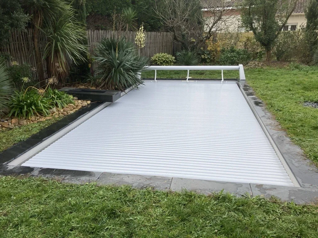 Pose d'un volet roulant solaire à Ambarès et Lagrave près de Bordeaux