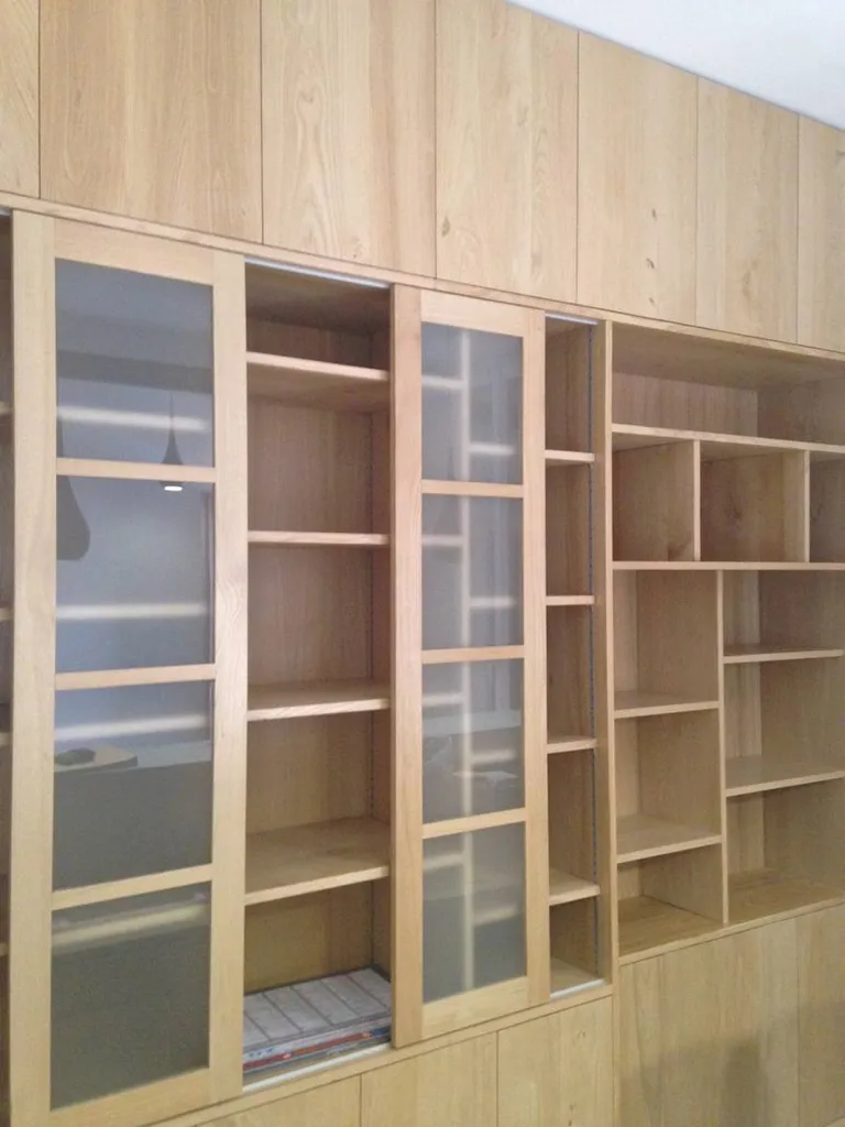 Bibliothèque en bois réalisée sur mesure par un artisan menuisier - Aménagement intérieur d'un cabinet d'expertise comptable à Salon de Provence