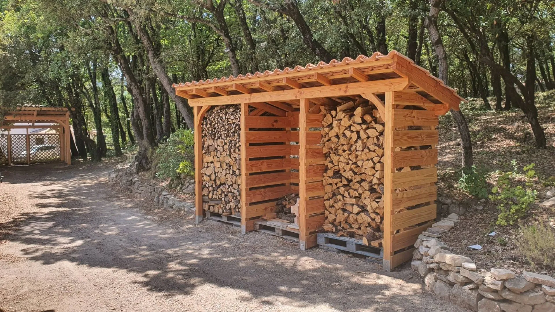 Abri à bois sur mesure 4x1.5m a Saint Maximin la Sainte Baume dans le Var 83