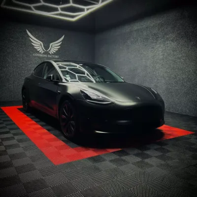 Covering complet noir satin pour cette Tesla Model 3 avec phares avant teintés en PPF Xpel et phares arrière teintés à Lyon