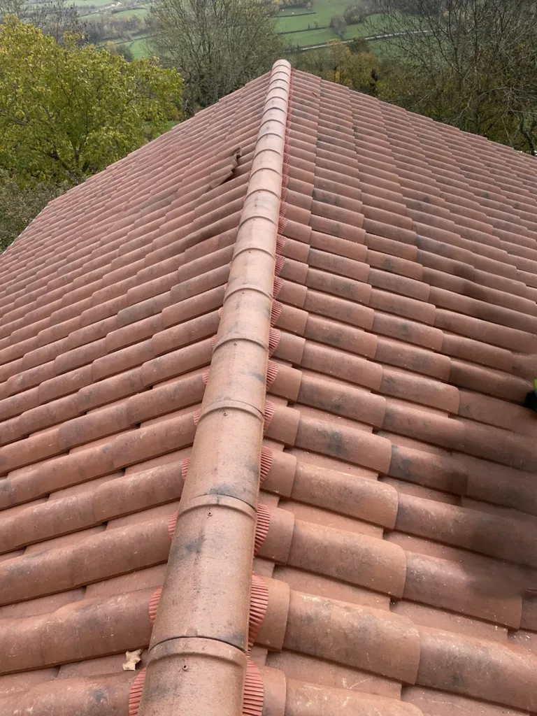Toiture après rénovation avec isolation par sarking sur une maison en pierre à Beaujeu (Rhône 69) pour améliorer la performance énergétique