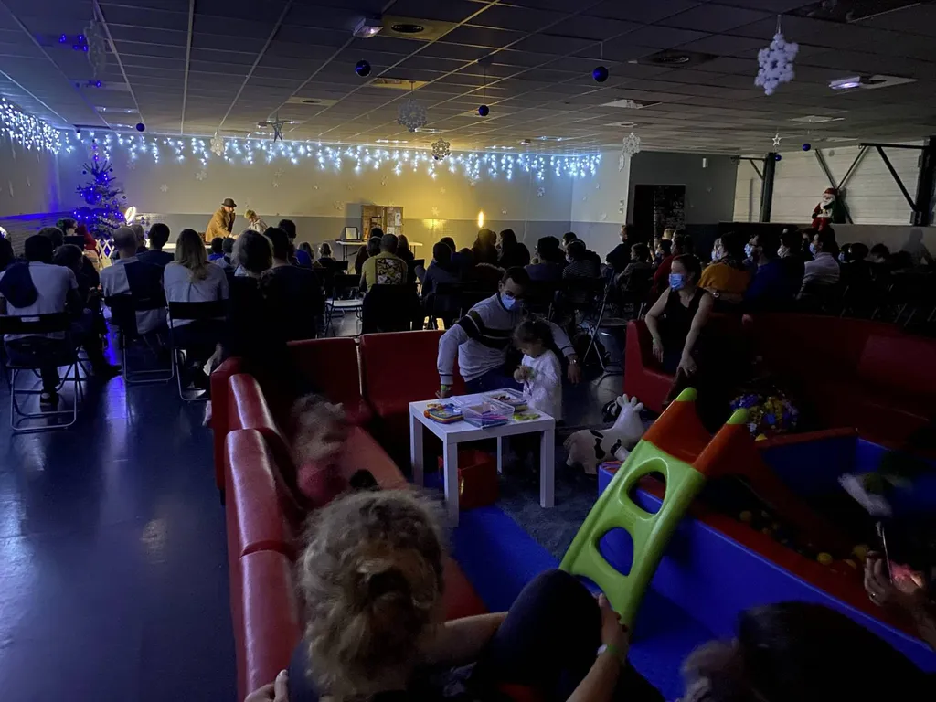 Organisation d'évènements entreprises sur mesure avec arbre de noël près d'Aix en Provence pour L'UNAPEI