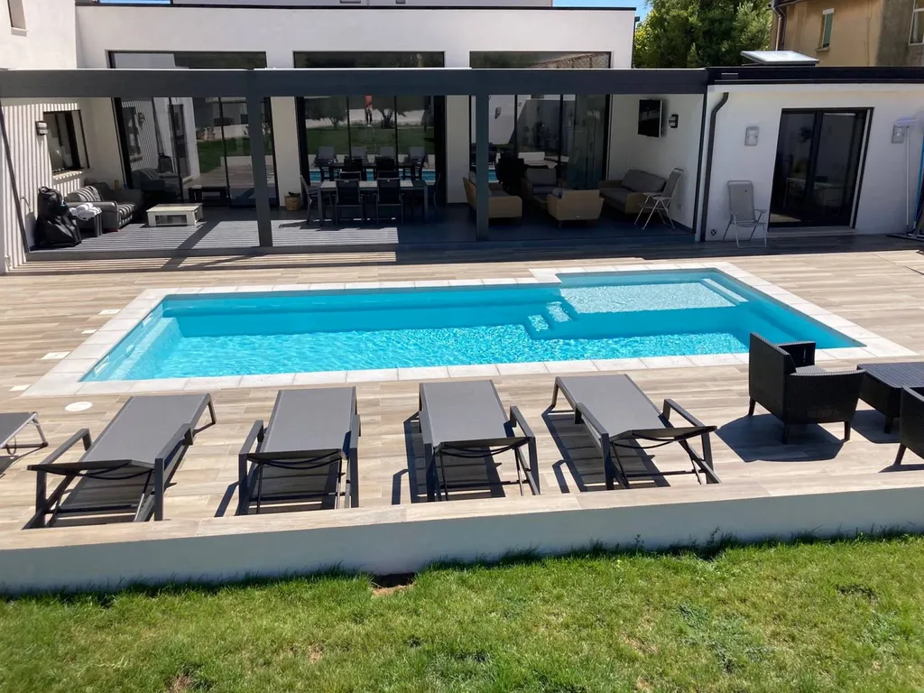 piscine coque rectangulaire avec terrasse planchées