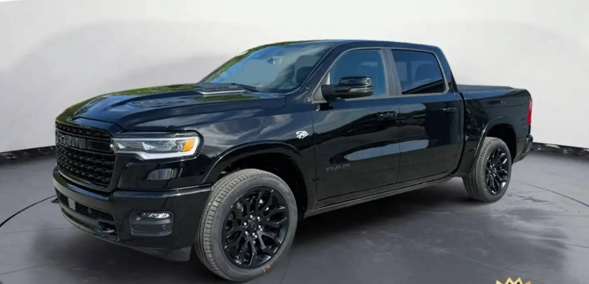 Vue avant gauche du Dodge RAM 1500 Limited V8 HEMI 2026 noir avec jantes 22 pouces et finition Night Edition