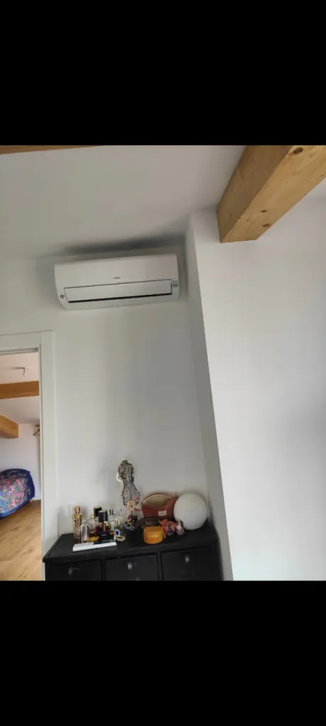 installation d'un système de climatisation réversible marque Hitachi 