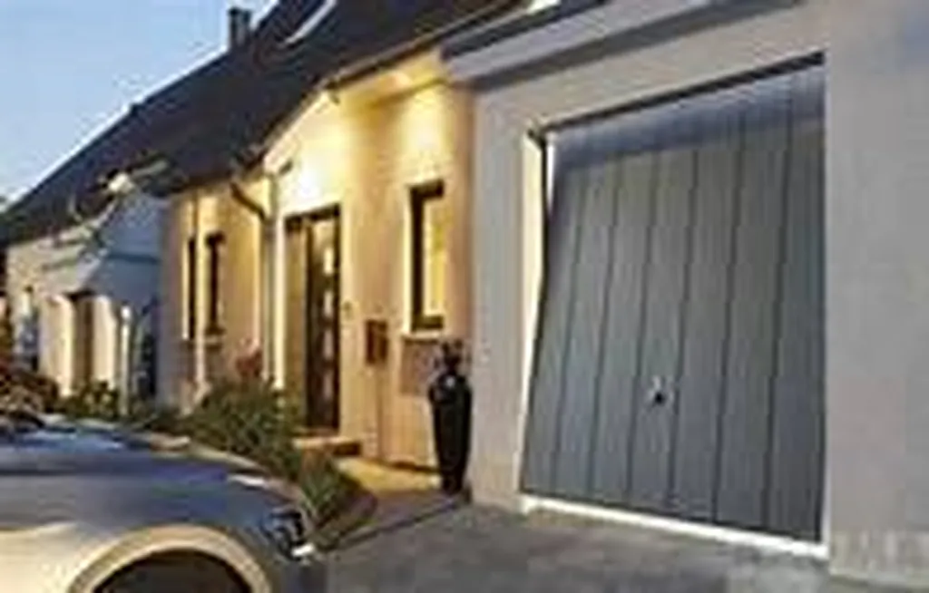 Porte basculante à la fois esthétique et pratique et economique