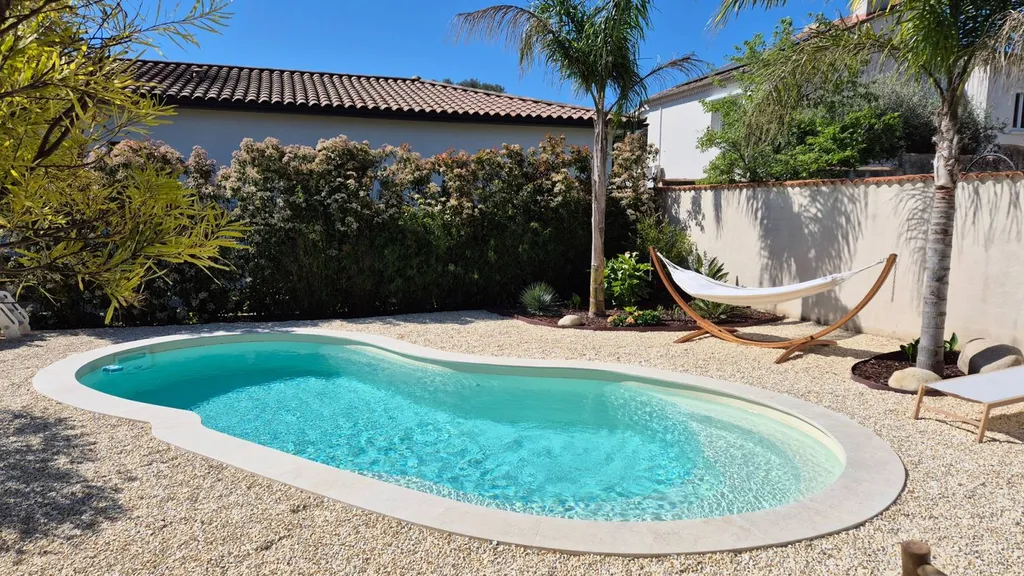 MARGELLES DE PISCINE EN PIERRE NATURELLE DE SAHARA JAUNE FINITION SABLEE BROSSEE
