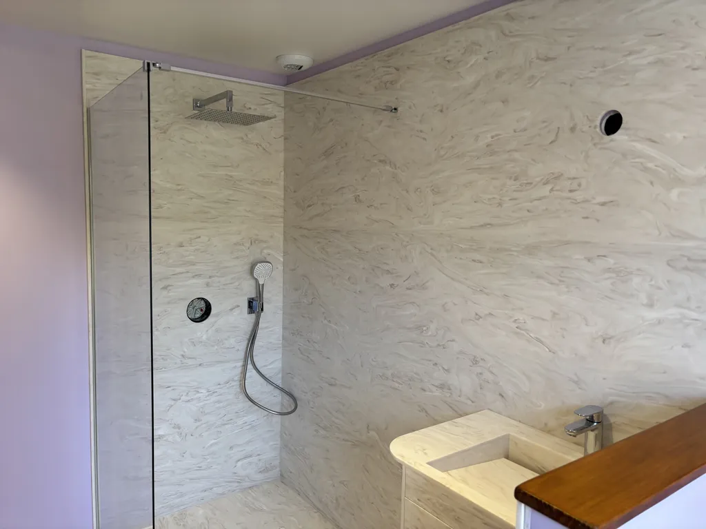 Fabrication et pose d'une salle de bain sur mesure en Corian® dans les Landes - LACOSTE AGENCEMENT