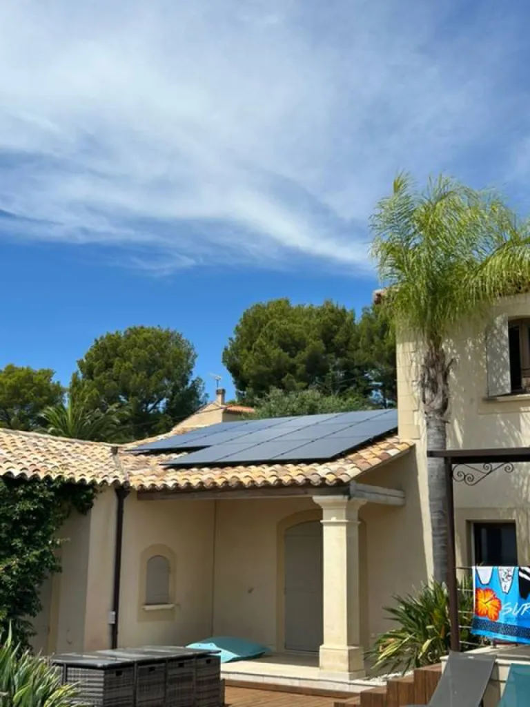 Pose de 21 panneaux solaires Dualsun avec 21 micro-onduleurs Enphase avec Provence Energie Solaire Services 
