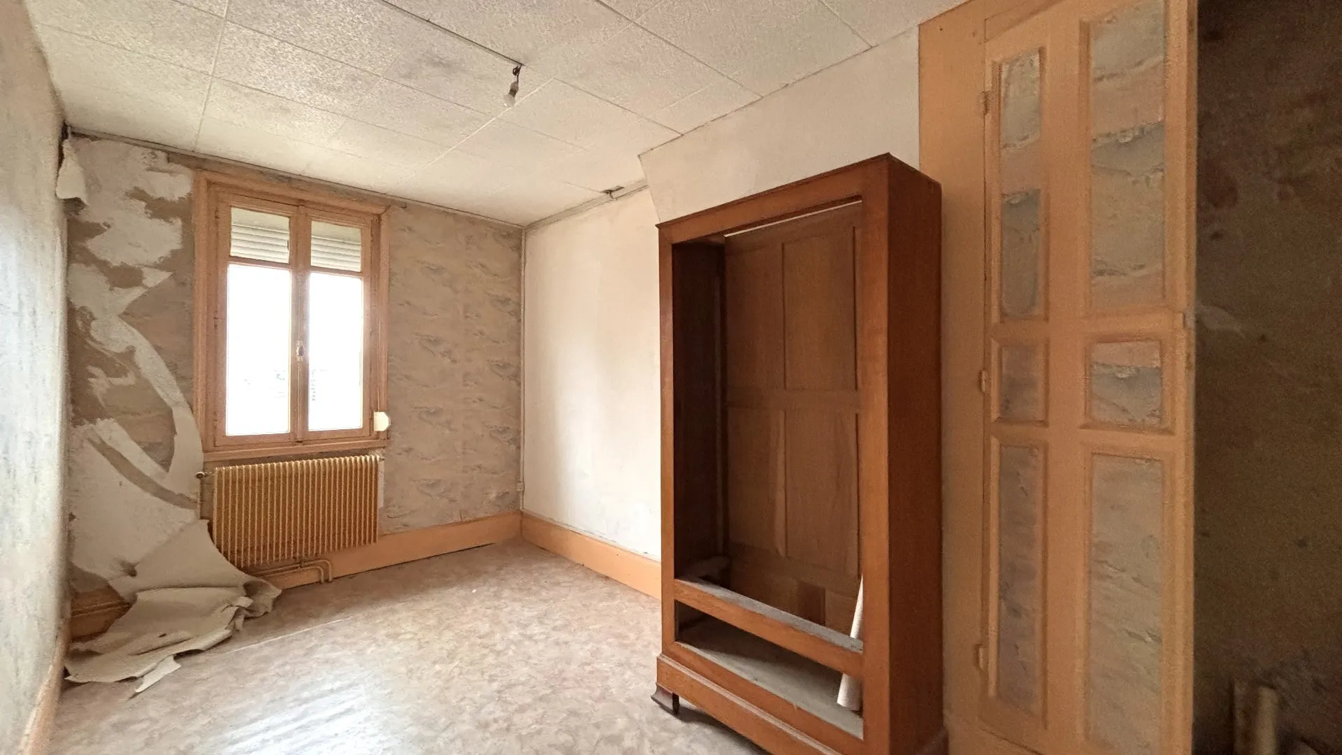 Immeuble en briques avec 6 niveaux, idéalement situé au cœur du centre-ville du Tréport, à rénover, Normandie (76).