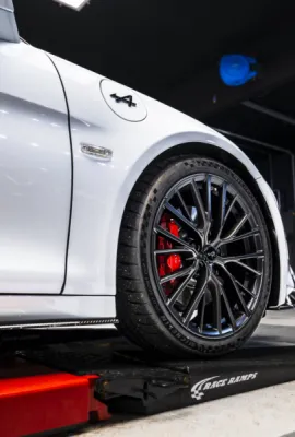 Gloss Obsession, spécialiste de la pose de film XPEL à Saint-Avé, offre une protection sur mesure à cette Alpine A110 R flambant neuve.