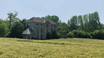 Manoir du XVIIIIème siècle de 320 m² à rénover, bâti sur un terrain de 4234 m² et situé dans la vallée de l'Yères.