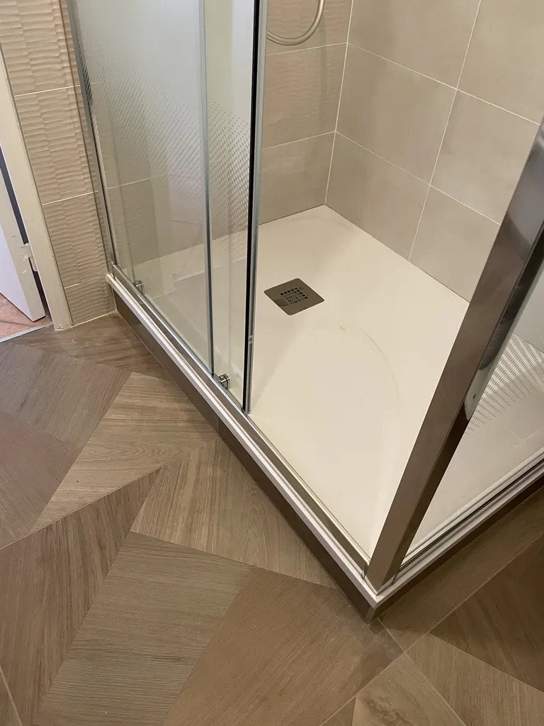 Receveur de douche extra-plat pour une accessibilité optimale après remplacement de baignoire