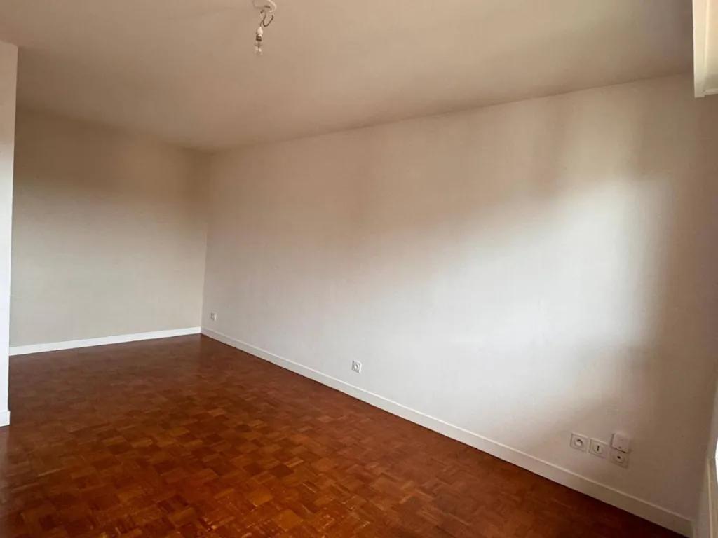 Situé au 09 rue Jacques Boutrolle à Mont-Saint-Aignan