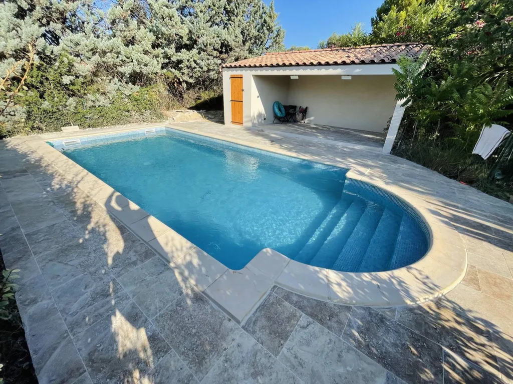Plage de piscine en travertin à La Fare-les-Oliviers 13580