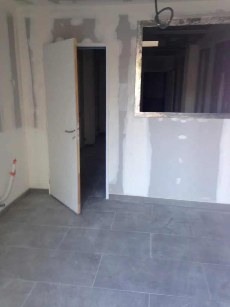 Rénovation d'un local commercial Salon de Pce - carrelage et cloisonnement