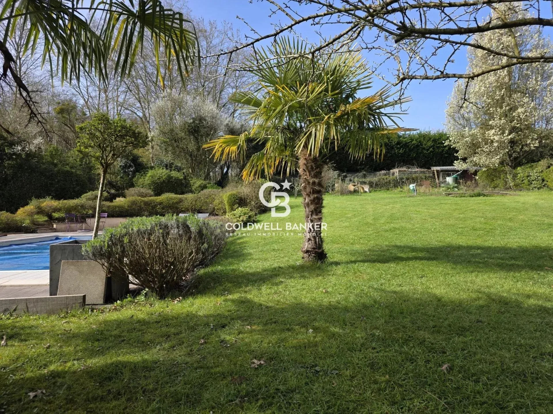 maison avec grand jardin paysager au Nord du Mans dans un environnement résidentiel