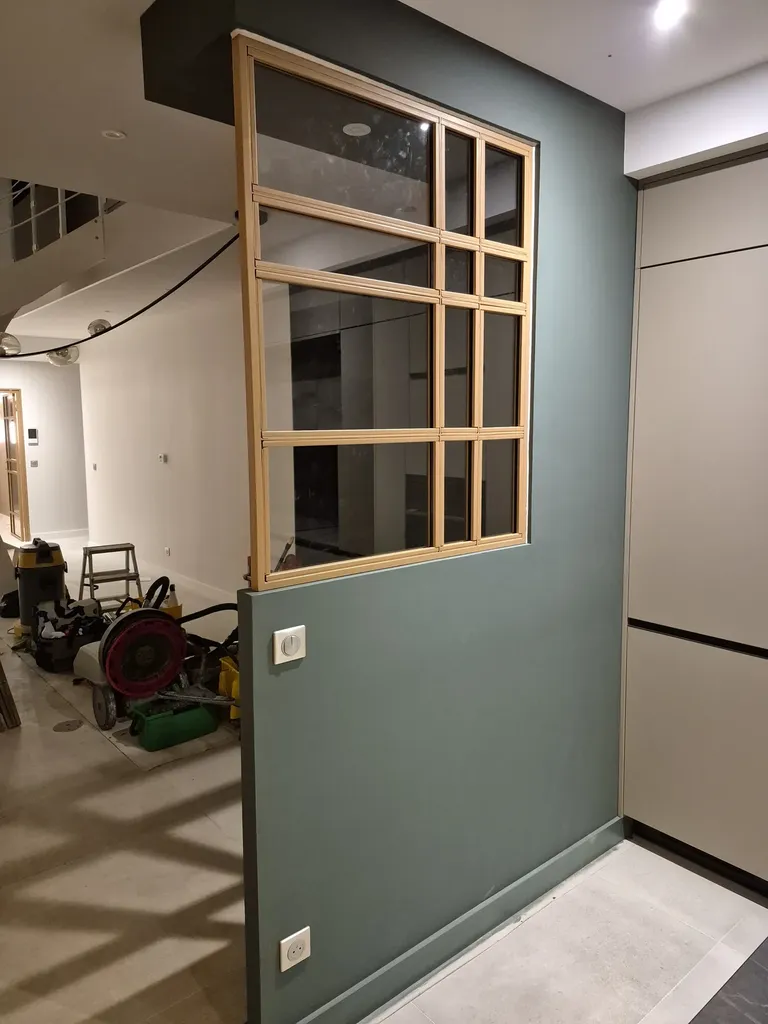 Aménagement intérieur avec verrière métallique design à Bordeaux