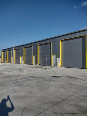 Entrepôt à louer, composé d’une double cellule de stockage neuve avec grande porte sectionnelle, hauteur sous plafond et dalle béton, proche du péage de Perpignan Nord dans les Pyrénées-Orientales.