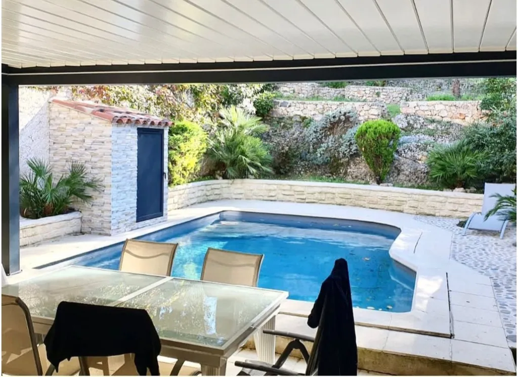 Pose d'une pergola bioclimatique en aluminium Technal vers La Bouilladisse