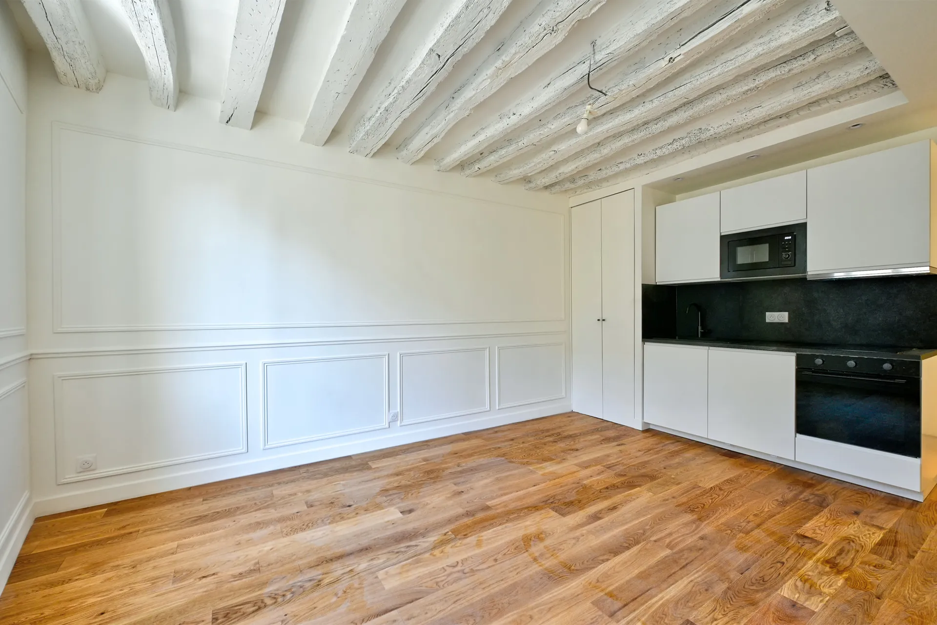 A vendre Exceptionnel à Saint Germain en Laye, magnifique studio  situé au 2ème étage d'un immeuble ancien, à 5 mn à pied du RER A. Très belles prestations.