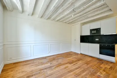 A vendre Exceptionnel à Saint Germain en Laye, magnifique studio  situé au 2ème étage d'un immeuble ancien, à 5 mn à pied du RER A. Très belles prestations.